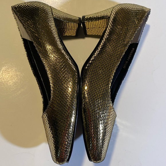 Ros Hommerson SZ 9 1/2 W embossed snake black/gold block heel, pump almond toe - Picture 4 of 10